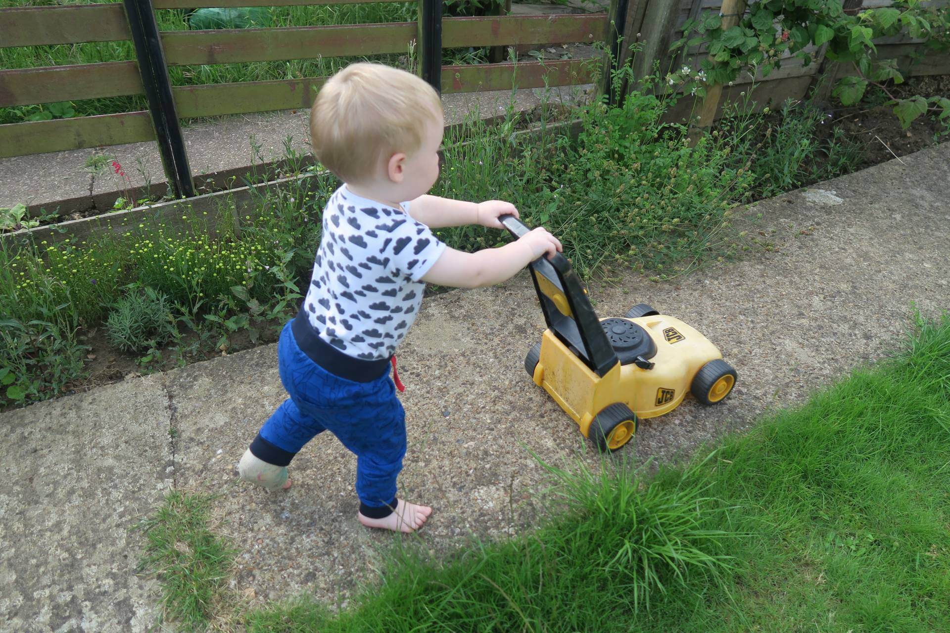 keeping-garden-nice-kids