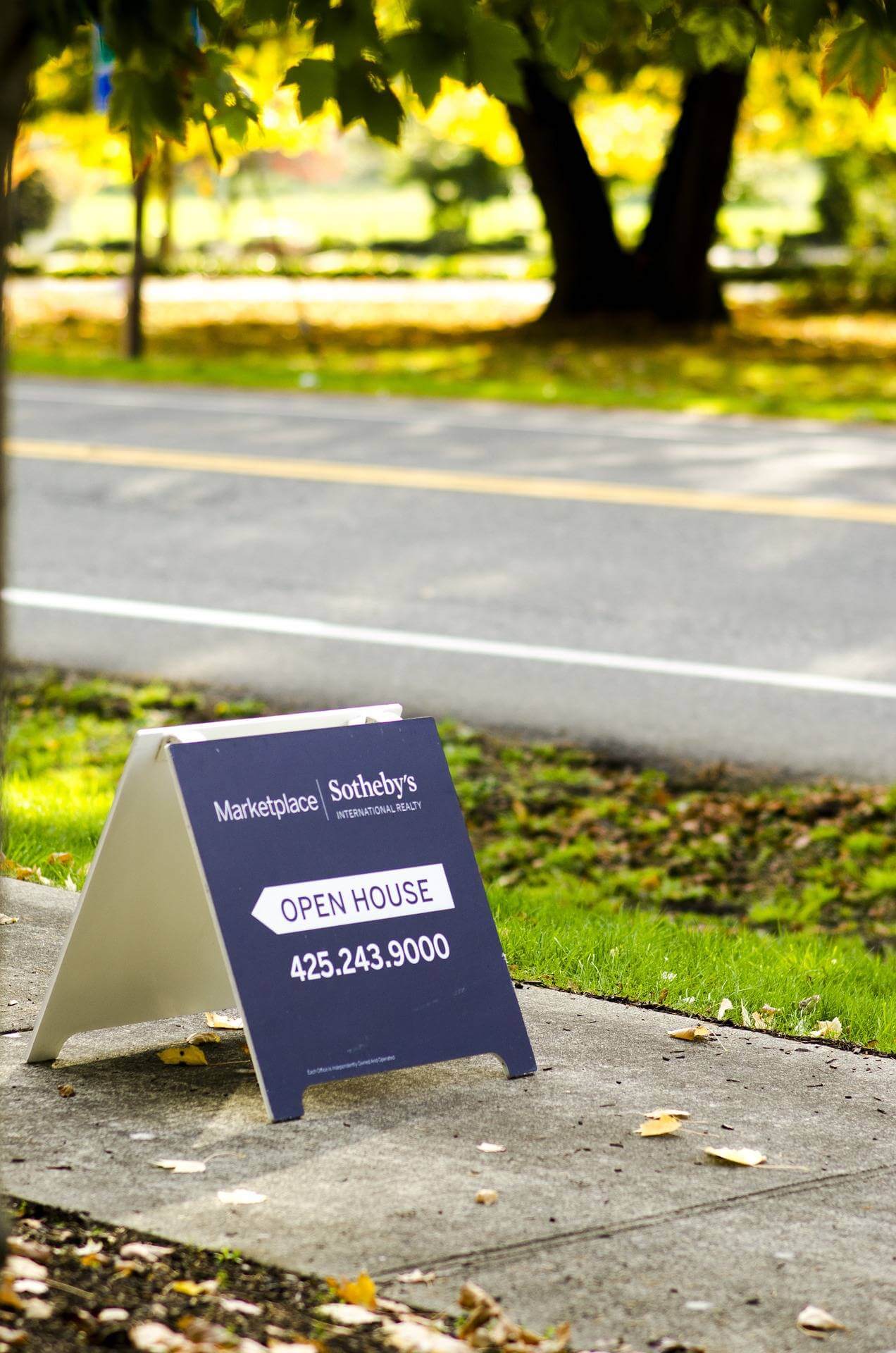 If you're buying a home and looking for your dream house, this checklist will help you keep a rational head on when your heart is running away from you.