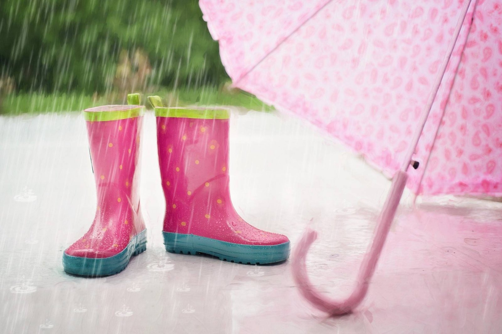 rain-weather-kids-dressed